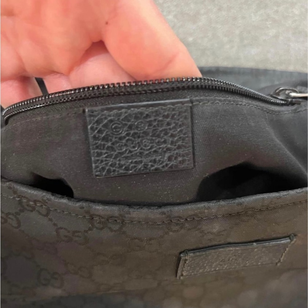 Beautiful black Gucci purse! (Cross body)